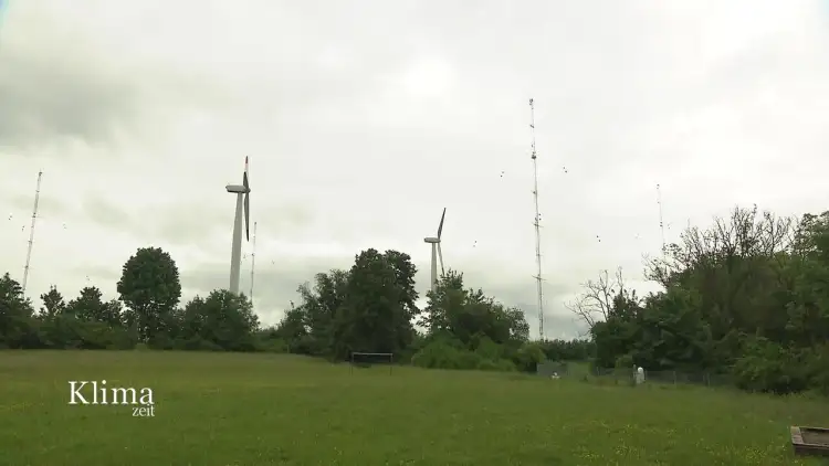 Side view of the WINSENT test field with its two wind turbines and four measuring masts