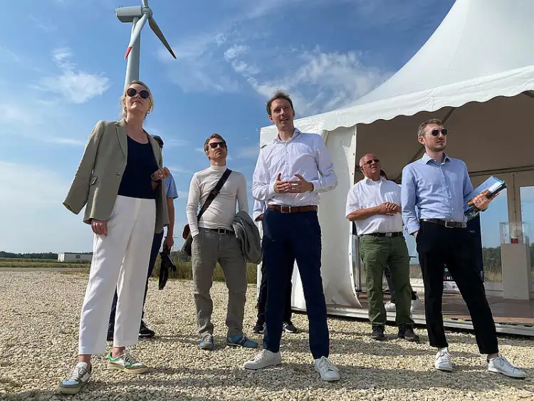 Ministerin Walker und weitere Personen auf der Kranstellfläche einer Windenergieanlage.