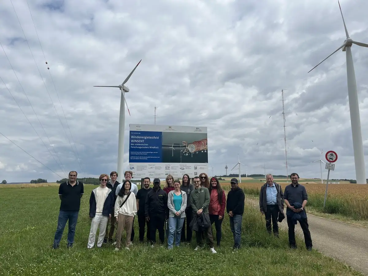 Gruppenbild der Exkursionsteilnehmer zum Windenergietestfeld WINSENT